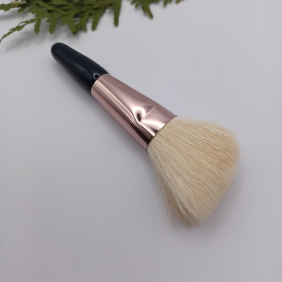 SOLD - 🎁FREE gift with purchase! Mini Makeup Brush Set - Picture 4 of 9